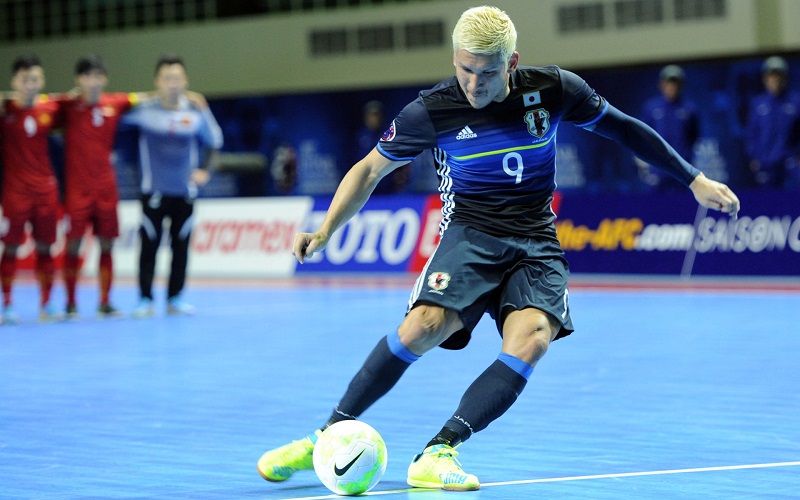Futsal chỉ cần đá biên bằng chân
